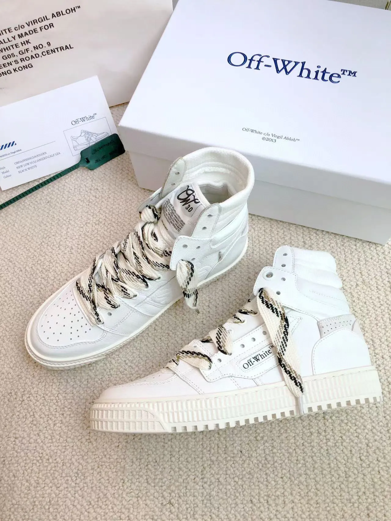Men's shoes💰620 OFF WHITE ⚡️Couple style⚡️🍓New color🍓 The latest spring model of Gaobang street casual Martin style masterpiece, released the highest quality version on the market 👊 Series original mold opening, original lasting, production technology 1:1 original ➰🔜The best choice for more and more celebrities and Internet celebrities🔸In the classics Changes in the code🔸Innovate in the trend🔸Strive to break away from the shackles of bad street design🔝Although he is not the originator of fashion design, he is definitely a shining dark horse in avant-garde design🐴🆙Do not follow the trend🔅Not universal beauty🔅 Fabric💯First-layer cowhide Lining💯Imported skin-friendly and environmentally friendly polyester mesh Foot pads💯Original molded high-elastic environmentally friendly molding pads Midsole💯Original sleeve lasting process Outsole💯Rubber outsole Packaging💯Official website synchronizes a full set of packaging (brand wrapping paper, brand certificate, brand bag) code number 35-44, 45 customized